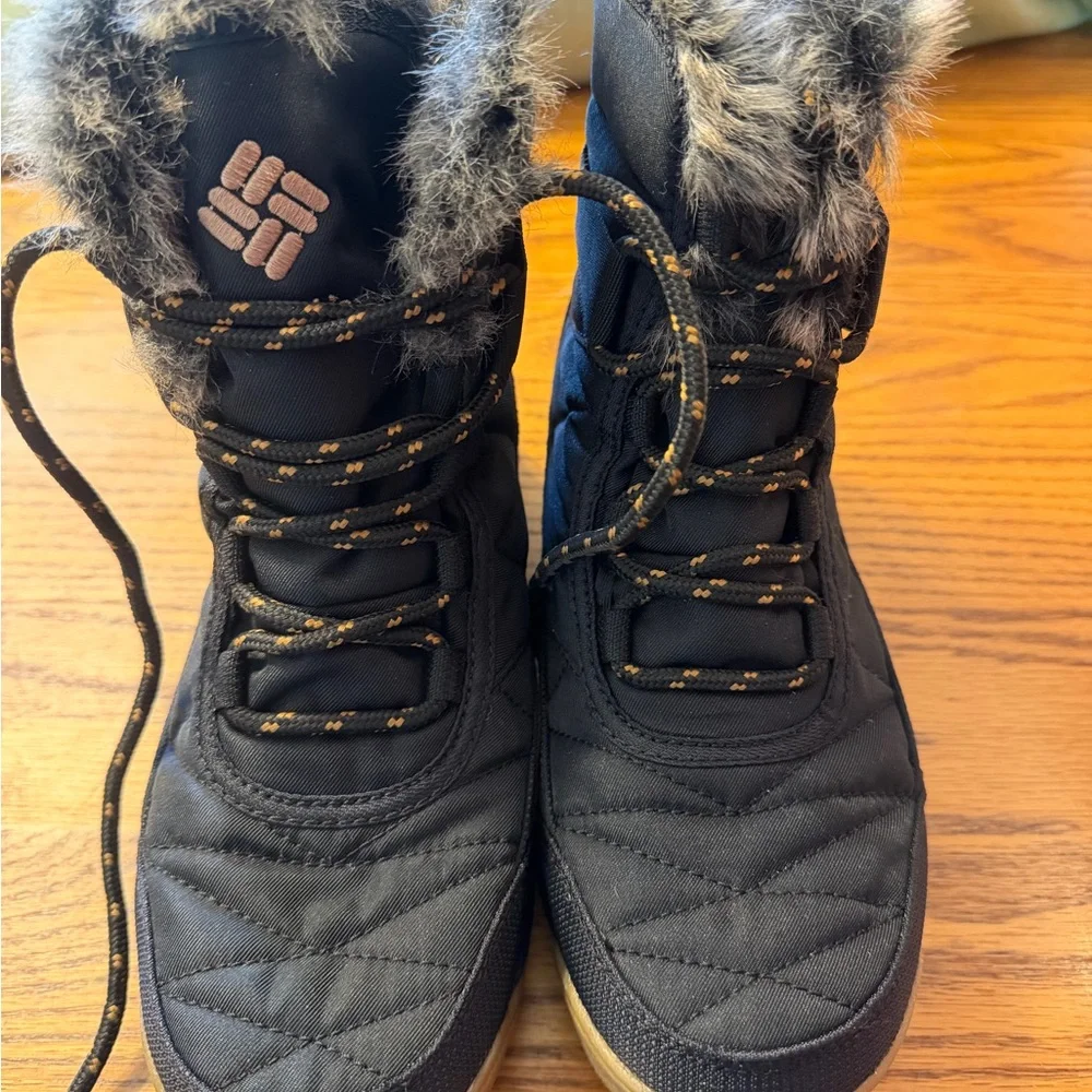 Columbia Black Quilted Lace-Up Winter Boots with Faux Fur Trim